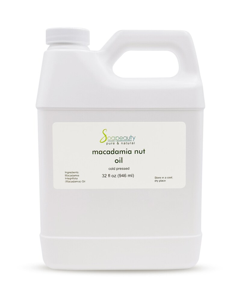 Może przedstawiać: Biały plastikowy pojemnik z olejem z orzech&oacute;w makadamia. Etykieta głosi "Soapeauty pure & natural macadamia nut oil tłoczony na zimno 946 ml." Pojemnik ma uchwyt i zakrętkę.