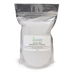 Pu&ograve; includere: Una busta di plastica trasparente richiudibile contenente sale di Epsom bianco, noto anche come solfato di magnesio. L'etichetta riporta il marchio Soapeauty, il nome del prodotto, gli ingredienti, le istruzioni per l'uso e un peso di 2 lb.