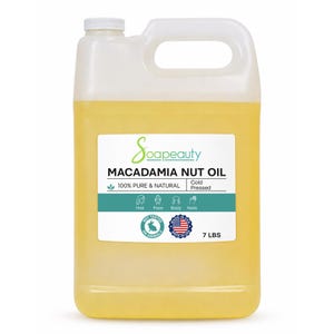 Może przedstawiać: Przezroczysty plastikowy pojemnik wypełniony ż&oacute;łtym olejem z orzech&oacute;w makadamia. Etykieta głosi "Soapeauty MACADAMIA NUT OIL 100% PURE & NATURAL Tłoczony na zimno". Pojemnik waży 3,18 kg i jest oznaczony "Nie testowano na zwierzętach".