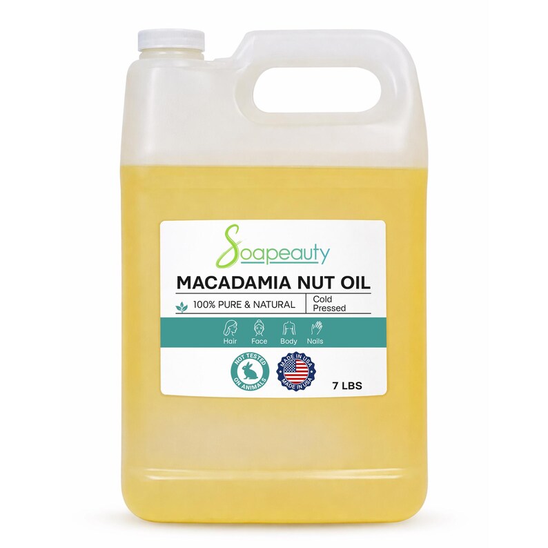Może przedstawiać: Przezroczysty plastikowy pojemnik wypełniony ż&oacute;łtym olejem z orzech&oacute;w makadamia. Etykieta głosi "Soapeauty MACADAMIA NUT OIL 100% PURE & NATURAL Tłoczony na zimno". Pojemnik waży 3,18 kg i jest oznaczony "Nie testowano na zwierzętach".