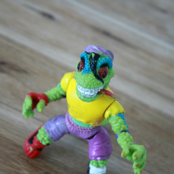 toy gecko figurine