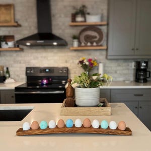 Porta huevos hecho a mano, porta huevos de madera de barril de bourbon para mostrador, porta huevos único, expositor decorativo de huevos, decoración de cocina, vino y whisky