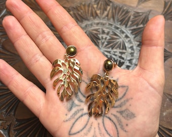 Gold-plated Monstera stud earrings with green gemstone plantleaf