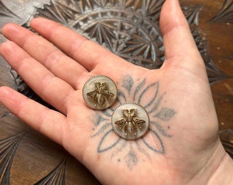 Gold-plated bee button stud earrings, round, mother-of-pearl