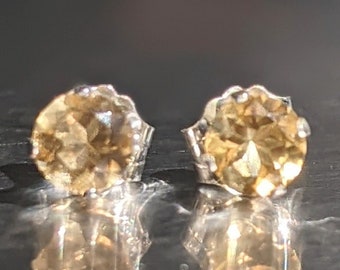 Clous d'oreilles en citrine naturelle de 4 mm, argent massif ou or massif de 0,25 ct, boucles d'oreilles en citrine, bijoux minimalistes, cadeau d'anniversaire