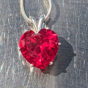 Crimson Heart Ruby Heart Solitaire Pendant 9.38ct Love Symbol Charm Bermuda Ruby Necklace Romantic Gift Part of the Black Collection zdjęcie 2