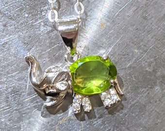 Peridot hanger Sterling zilver of massief goud Peridot olifant hanger ovaal gesneden Womens verjaardagscadeau natuurlijk gedolven kerstcadeau voor haar