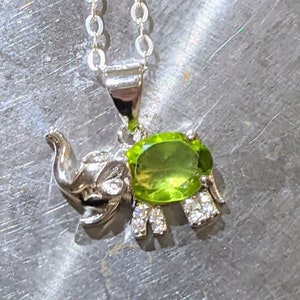 Peridot Anhänger Sterling Silber oder Massivgold Peridot Elefant Anhänger Oval Cut Womens Geburtstag Geschenk natürlich abgebaut Weihnachtsgeschenk für sie Bild 1