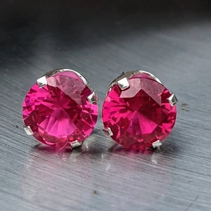 Örhängen i äkta rubin med duvblodsrubin, födelsedagspresent till kvinnor, silver eller massivt guld, rund slipning 5 mm, 0,46 ct per sten, jubileumspresent