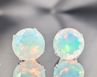 Boucles d'oreilles en opale de feu blanche d'Éthiopie naturelle - Pierres précieuses véritables de 8 mm, bijoux minimalistes fabriqués à la main, cadeau pour son anniversaire, cadeau de Noël