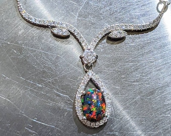 Natürlicher schwarzer Feueropal Anhänger mit Heiligenschein Vintage-Stil 2ct Black Opal Halskette mit Zirkon für sie Weihnachtsgeschenk Geburtstagsgeschenk