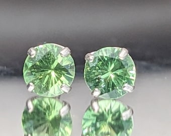 Véritables boucles d’oreilles à tige en grenat tsavorite vert de 4 mm - Pierre précieuse naturelle vibrante, pierre de naissance de janvier, bijoux faits à la main 14 carats pour son cadeau de Noël