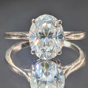 Anillo de compromiso de diamantes ovalados de 2 ct 9x7 mm piedra central brillante / anillo hecho a mano personalizable impresionante joyería nupcial Moissanite o diamante imagen 1