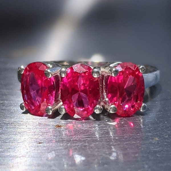 Bague trois pierres rubis des Bermudes - taille ovale 7 x 5 mm, 0,76 carat chaque pierre, véritable pierre précieuse, bague de fiançailles artisanale, cadeau pour elle, cadeau de Noël