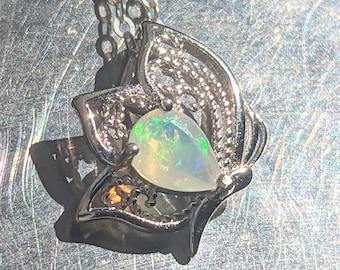 Pendentif papillon opale naturelle - Pierre gemme irisée dans un cadre exquis 5 x 7 mm Pendentif opale de feu blanche d'Éthiopie taille poire Pierre de naissance d'octobre