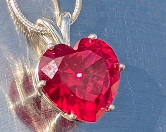 Cuore cremisi - Ciondolo solitario a cuore rubino - Collana con rubino Bermuda con ciondolo simbolo d'amore da 9,38 ct - Regalo romantico, parte della collezione nera