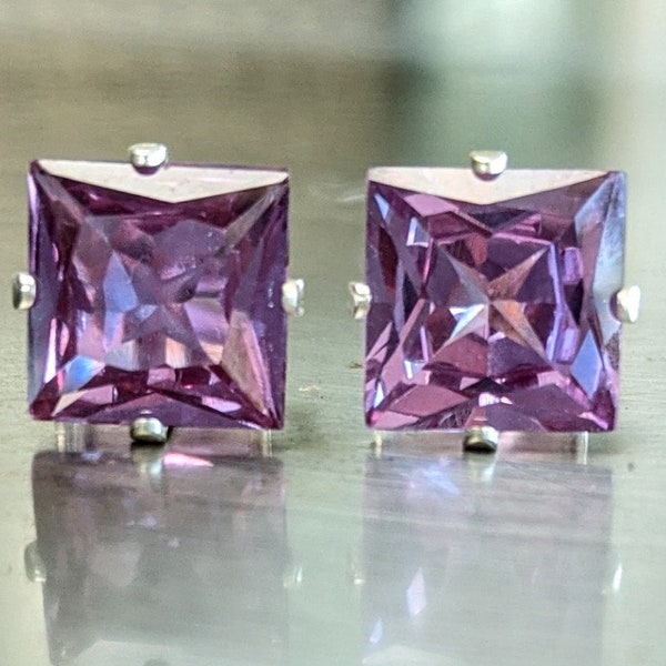 Boucle d'oreille alexandrite de 8 mm, 3 carats par pierre, taille princesse, bijoux raffinés, boucle d'oreille solitaire radieuse, idéale pour un cadeau de Noël