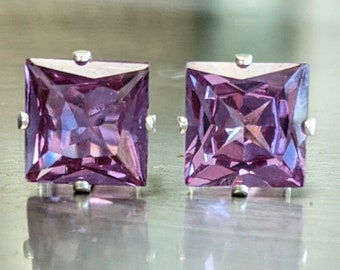 Boucle d'oreille alexandrite de 8 mm, 3 carats par pierre, taille princesse, bijoux raffinés, boucle d'oreille solitaire radieuse, idéale pour un cadeau de Noël