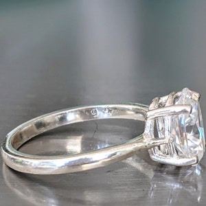 Anillo de compromiso de diamantes ovalados de 2 ct 9x7 mm piedra central brillante / anillo hecho a mano personalizable impresionante joyería nupcial Moissanite o diamante imagen 3