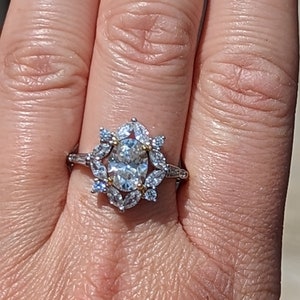 Encantador anillo de compromiso de moissanita certificado con halo floral: irradia amor eterno con un diamante de moissanita brillante impecable de 2,55 quilates imagen 6