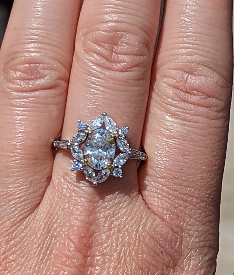 Encantador anillo de compromiso de moissanita certificado con halo floral: irradia amor eterno con un diamante de moissanita brillante impecable de 2,55 quilates imagen 6