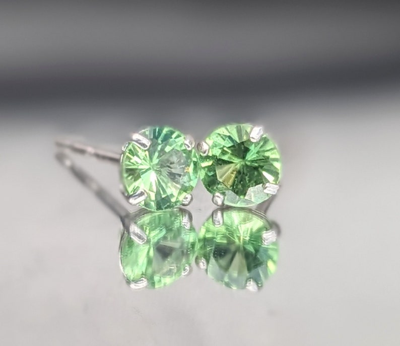 Echte 4mm groene Tsavoriet granaat Stud Oorbellen levendige natuurlijke edelsteen, januari Birthstone, 14k handgemaakte sieraden voor haar kerstcadeau afbeelding 8