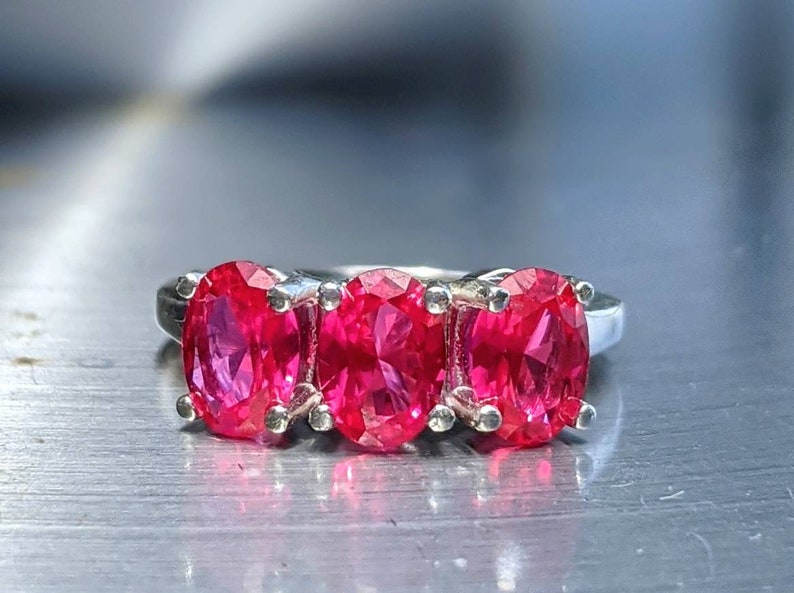 Anello con tre rubini Bermuda Taglio ovale 7x5 mm, 0,76 ct ogni pietra, pietra preziosa autentica, anello di fidanzamento artigianale regalo per il suo regalo di Natale immagine 3