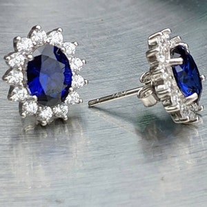 Boucles d'oreilles en saphir bleu véritable avec halo princesse Diana saphir bleu 8x6mm goujons ovales femmes cadeau d'anniversaire quelque chose de bijoux de mariée bleus image 3