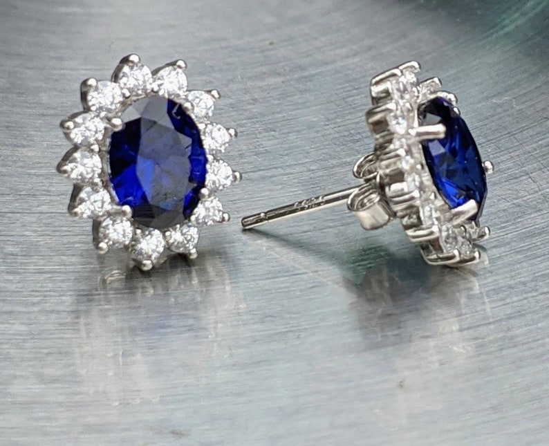 Boucles d'oreilles en saphir bleu véritable avec halo princesse Diana saphir bleu 8x6mm goujons ovales femmes cadeau d'anniversaire quelque chose de bijoux de mariée bleus image 3