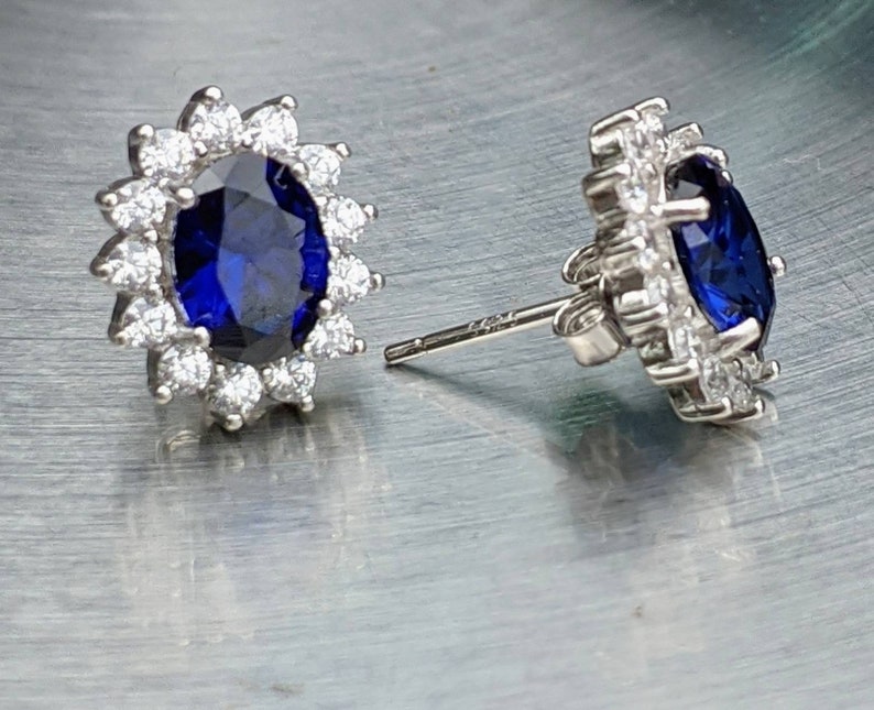 Orecchini a bottone in vero zaffiro blu con Halo Princess Diana Zaffiro blu 8x6mm borchie ovali Regalo di compleanno per donne Qualcosa di gioielli da sposa blu immagine 3