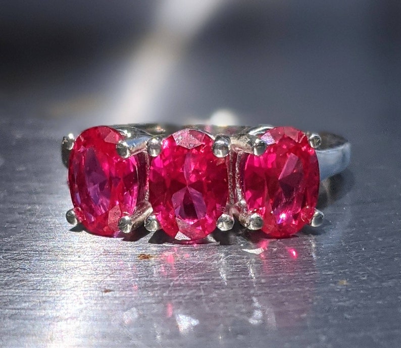 Anello con tre rubini Bermuda Taglio ovale 7x5 mm, 0,76 ct ogni pietra, pietra preziosa autentica, anello di fidanzamento artigianale regalo per il suo regalo di Natale immagine 1