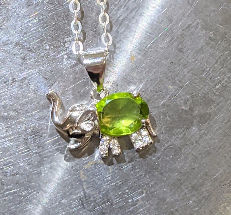 Peridot Anhänger Sterling Silber oder Massivgold Peridot Elefant Anhänger Oval Cut Womens Geburtstag Geschenk natürlich abgebaut Weihnachtsgeschenk für sie Bild 1