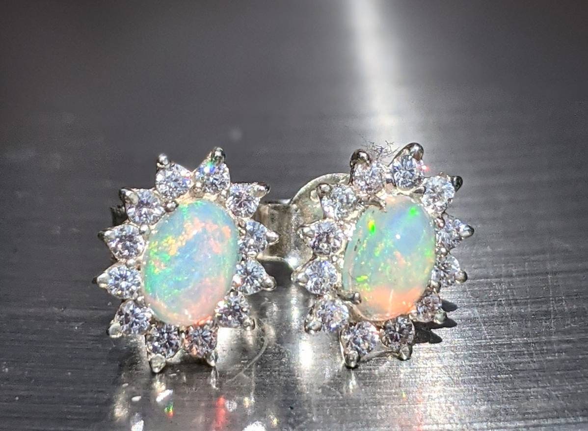 エチオピア産オパールスタッドピアス：スターリングシルバーのハロー