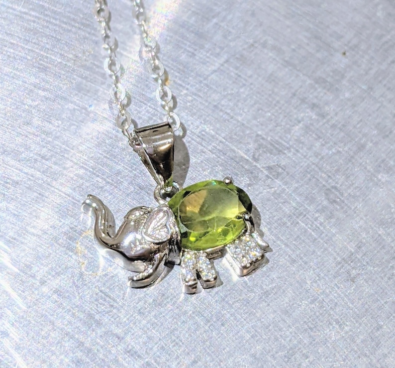 Colgante de peridoto plata de ley o oro macizo peridoto elefante colgante corte ovalado regalo de cumpleaños de las mujeres regalo de Navidad extraído naturalmente para ella imagen 3