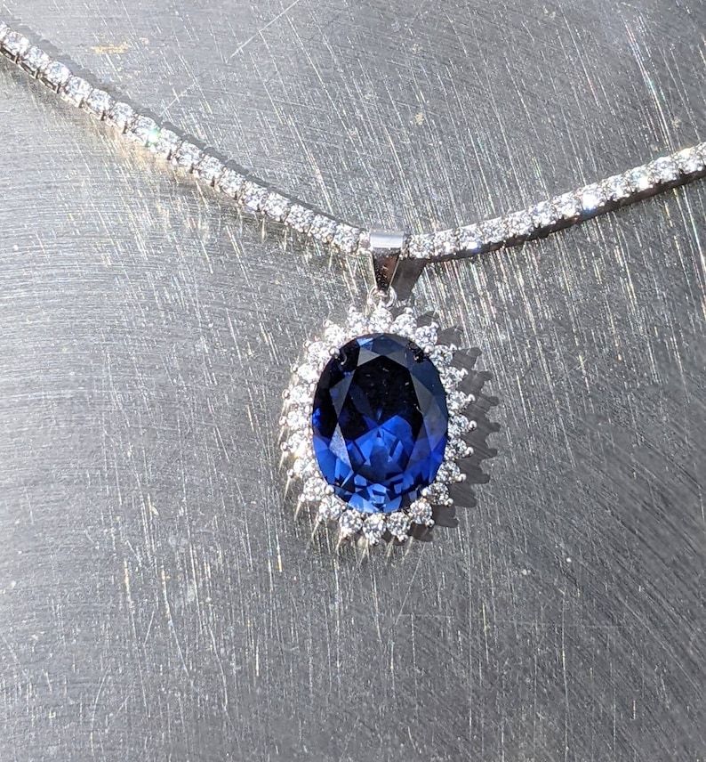 Realeza Repulica Princesa Diana Inspirado en celebridades Colgante de zafiro azul real con halo 9.30ct Corte ovalado Regalo del día de la madre Collar Lady Di imagen 3