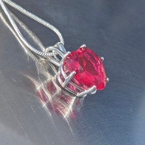 Crimson Heart Ruby Heart Solitaire Pendant 9.38ct Love Symbol Charm Bermuda Ruby Necklace Romantic Gift Part of the Black Collection imagem 7