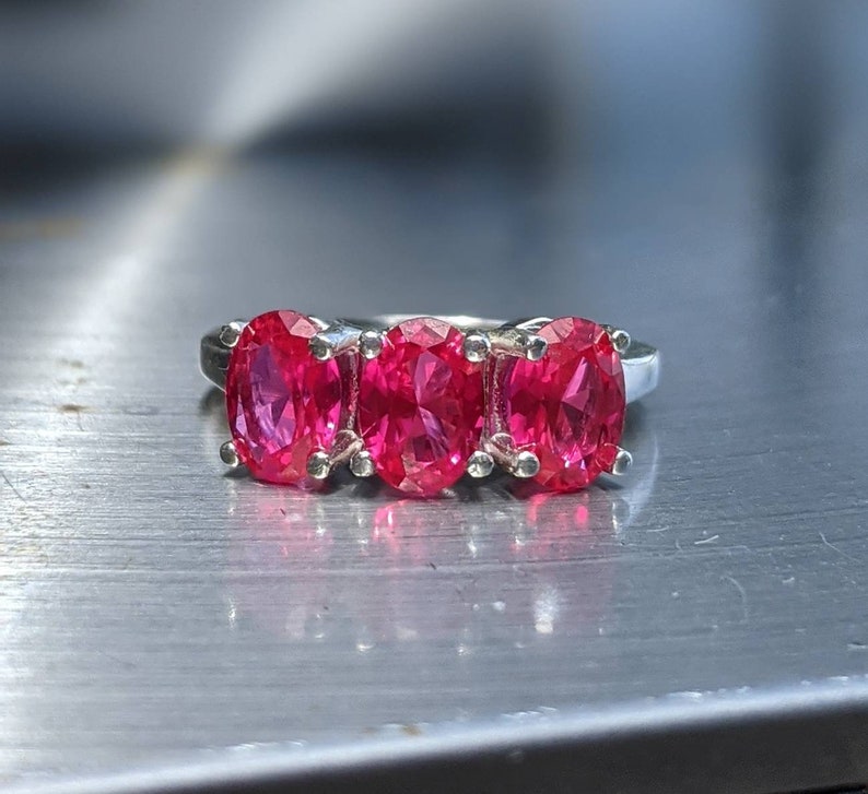 Anello con tre rubini Bermuda Taglio ovale 7x5 mm, 0,76 ct ogni pietra, pietra preziosa autentica, anello di fidanzamento artigianale regalo per il suo regalo di Natale immagine 2