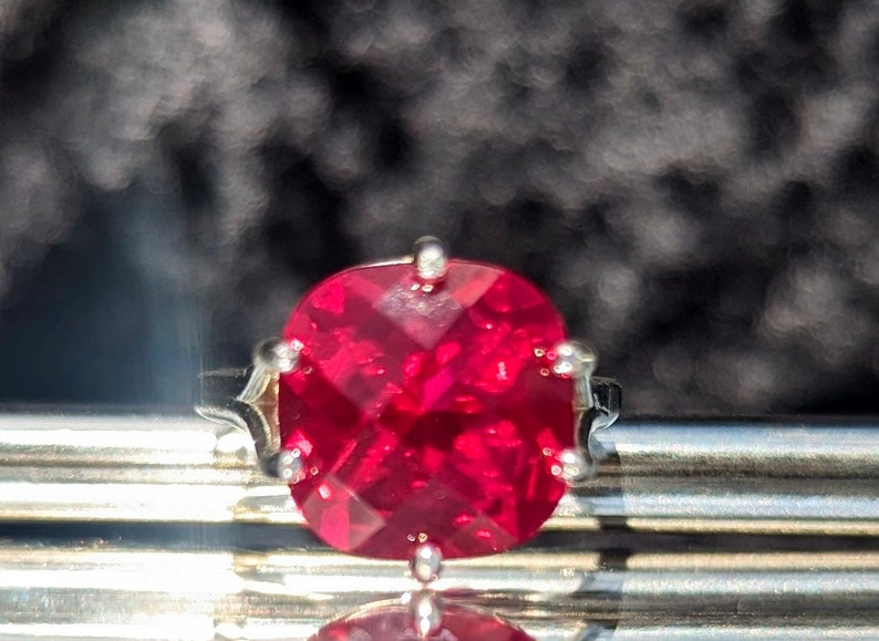 Scarlet Majesty Ring Bermuda Ruby Cushion Cut Checkerboard Ring Bold Elegance Heirloom Quality Ruby Gemstone Statement Fashion Ring Lux zdjęcie 2