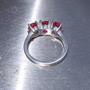 Drei Stein Bermuda Rubin Ring Oval Schnitt 7x5mm, 0,76 ct Jeder Stein, echter Edelstein, handgefertigte Verlobungsring Geschenk für sie Weihnachtsgeschenk Bild 6