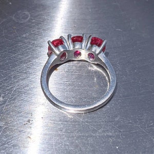 Anillo de rubí de las Bermudas de tres piedras Corte ovalado 7x5 mm, 0,76 ct cada piedra, piedra preciosa genuina, regalo de anillo de compromiso hecho a mano para su regalo de Navidad imagen 6