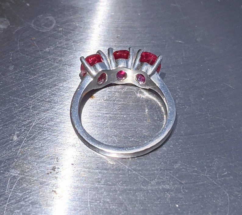 Anillo de rubí de las Bermudas de tres piedras Corte ovalado 7x5 mm, 0,76 ct cada piedra, piedra preciosa genuina, regalo de anillo de compromiso hecho a mano para su regalo de Navidad imagen 6