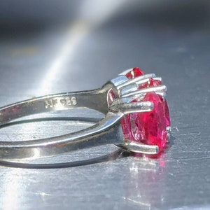 Drei Stein Bermuda Rubin Ring Oval Schnitt 7x5mm, 0,76 ct Jeder Stein, echter Edelstein, handgefertigte Verlobungsring Geschenk für sie Weihnachtsgeschenk Bild 4