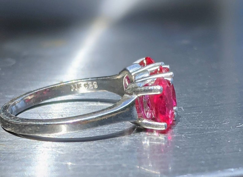 Anello con tre rubini Bermuda Taglio ovale 7x5 mm, 0,76 ct ogni pietra, pietra preziosa autentica, anello di fidanzamento artigianale regalo per il suo regalo di Natale immagine 4