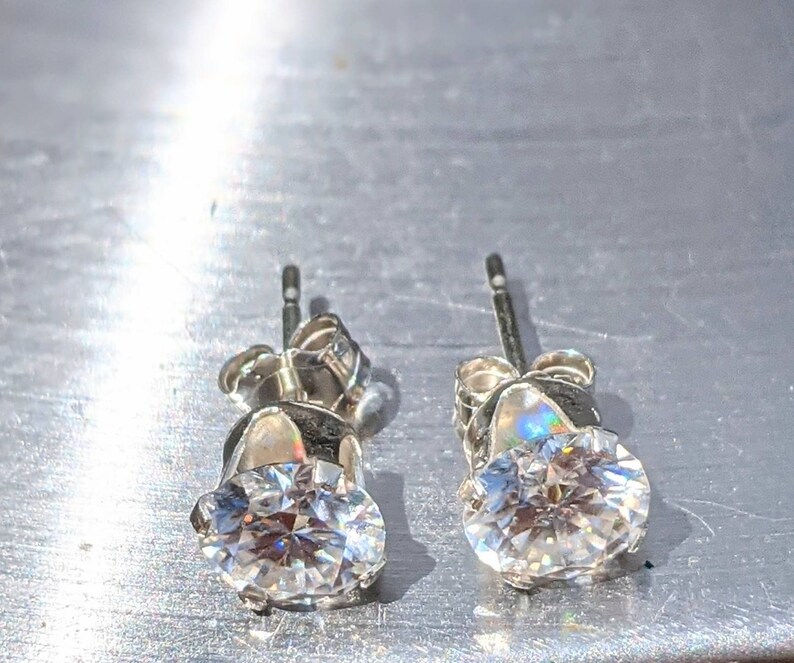 Aretes de diamantes de 6 mm y 1 quilate, piedras preciosas brillantes de talla redonda, accesorios de joyería elegantes, aretes de diamantes o moissanita genuinos para Navidad imagen 4