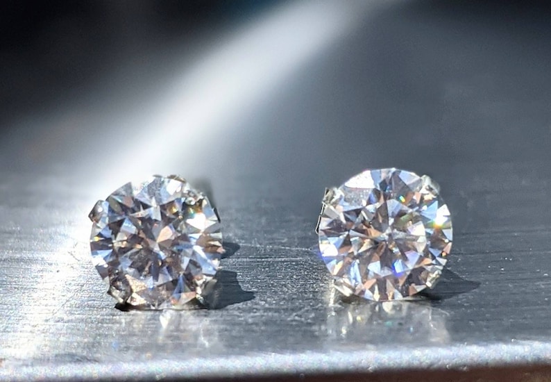 Aretes de diamantes de 6 mm y 1 quilate, piedras preciosas brillantes de talla redonda, accesorios de joyería elegantes, aretes de diamantes o moissanita genuinos para Navidad imagen 1