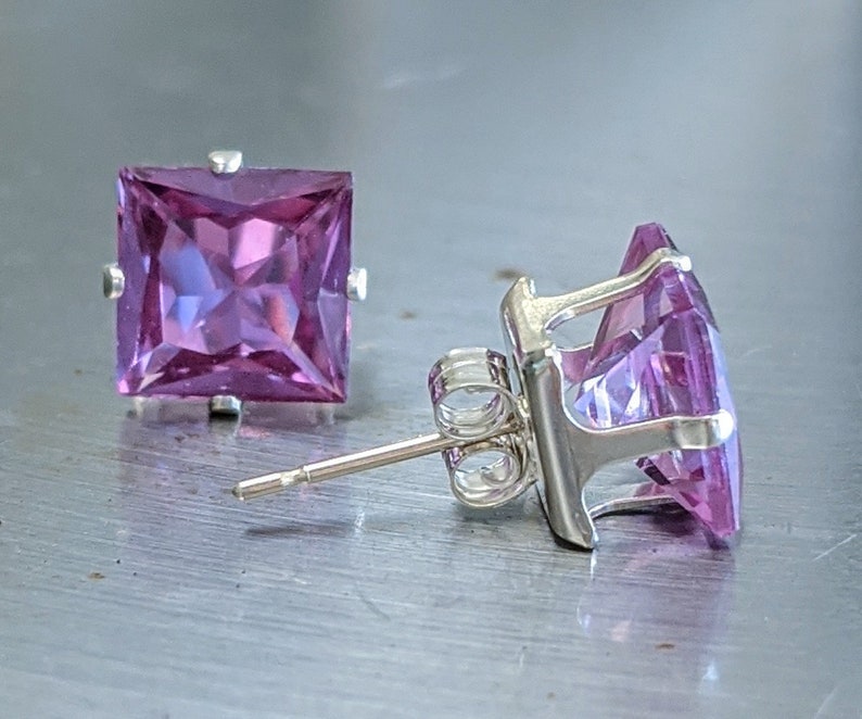 8 mm, 3 ct pro Stein, Alexandrit-Ohrstecker, Edelstein im Prinzessschliff, eleganter, feiner Schmuck, strahlender Solitär-Ohrring, ideal für ihr Weihnachtsgeschenk Bild 2