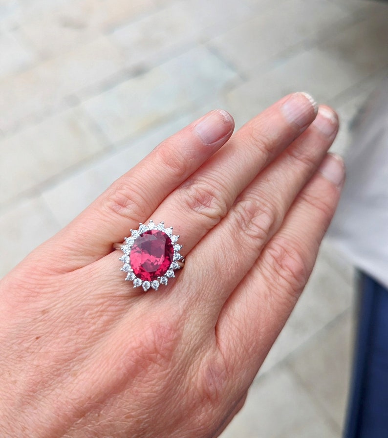 Hoge kwaliteit replica Eva Longoria Celebrity geïnspireerd Real Ruby AAA 5ct verlovingsring Halo 10x12mm ovaal geslepen damesring afbeelding 8