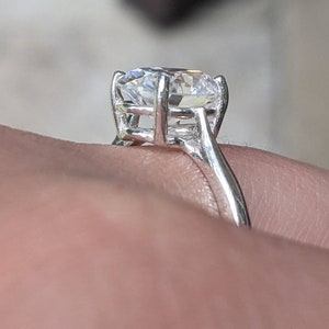 Anillo de compromiso de diamantes ovalados de 2 ct 9x7 mm piedra central brillante / anillo hecho a mano personalizable impresionante joyería nupcial Moissanite o diamante imagen 4