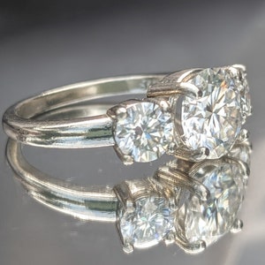 Anello di fidanzamento con diamante Due pietre laterali da 0,50 ct con centro da 2 ct Intrecciate per sempre simboleggiano il tuo legame indissolubile Anello con diamante o moissanite immagine 2