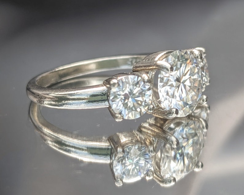 Anello di fidanzamento con diamante Due pietre laterali da 0,50 ct con centro da 2 ct Intrecciate per sempre simboleggiano il tuo legame indissolubile Anello con diamante o moissanite immagine 2